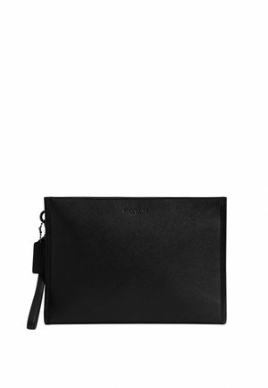 Pochette da polso in pelle nera con una texture liscia, forma rettangolare e una piccola targhetta in pelle attaccata sul lato.