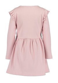 Abito a maniche lunghe in rosa chiaro, con dettagli arricciati sulle spalle e una vita arricciata che sfocia in una gonna svasata.