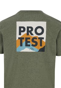 Olivengroene t-shirt met een grote rechthoekige grafiek waarop het woord "PROTEST" in vet zwart staat, vergezeld van kleurrijke bergontwerpen.