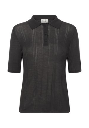 Polo de manga corta negro con tres botones y sutiles rayas verticales texturizadas en la parte delantera.