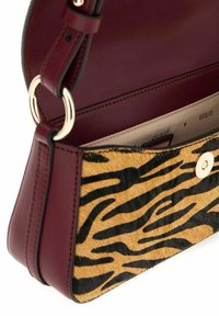 Borsa in pelle bordeaux con motivo a strisce di tigre in pelliccia gialla e nera. Presenta hardware in tonalità oro e chiusura a scatto.