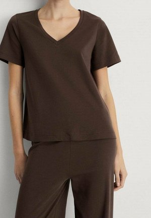 Bruin katoenen V-hals T-shirt met korte mouwen, losse pasvorm en gladde textuur. Gecombineerd met bijpassende bruine broek.