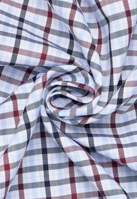 Katoenen stof met een blauw-wit geruit patroon met rode en zwarte accenten. Zachte textuur met een gladde afwerking. Gekreukeld en gedrapeerd.