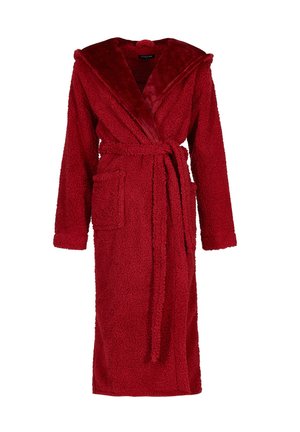 Bata roja y suave con capucha, dos bolsillos laterales, un cinturón de lazo y una textura suave. Presenta un forro de felpa en la capucha y el cuello.