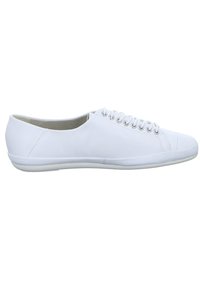 Balti ādas sneakeri ar elegantu dizainu, noapaļotu purngalu, saistāmām mežģīnēm un plakanu zoli. Gluda tekstūra ar minimālu detaļu skaitu.