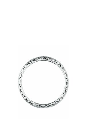 Silberner Ring mit geflochtenem Muster, das den Ring auf weißem Hintergrund umgibt.