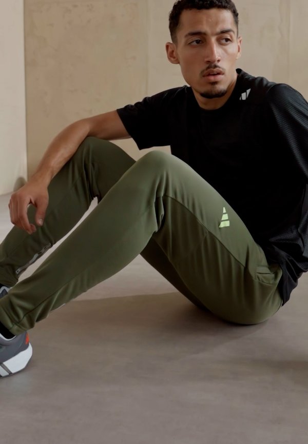 TRAIN ESSENTIALS SEASONAL - Tracksuit bottoms3