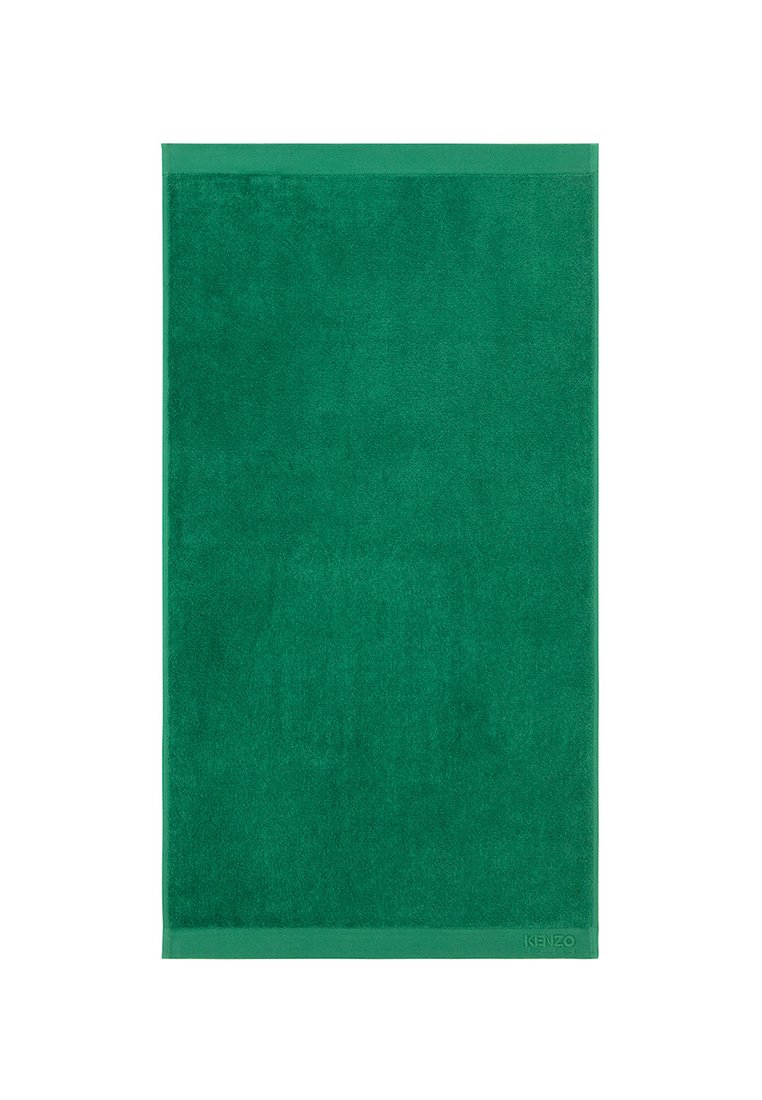 Serviette éponge verte avec une texture douce et une couleur unie. Présente une bordure assortie de couleur vert foncé sur les bords et un logo dans le coin inférieur.