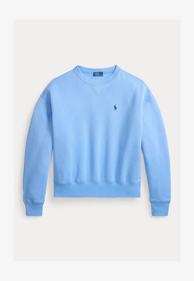 Ανοιχτό γαλάζιο φούτερ με στρογγυλή λαιμόκοψη, κατασκευασμένο από μαλακό υλικό. Διαθέτει ριμπ μανσέτες και τελείωμα, με ένα μικρό κεντημένο λογότυπο στο στήθος.