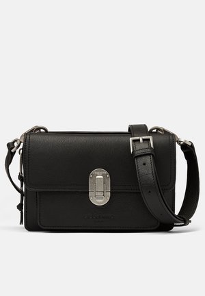 Sort læder crossbodytaske med sølvlås og justerbar rem, rektangulær form med frontklap og diskret mærkeprægning.