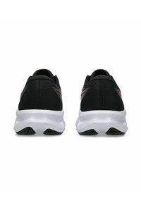 Scarpe da atletica nere con tomaia in tessuto testurizzato, soletta bianca e suola in gomma nera. Accenti rossi evidenziano il design sui lati.