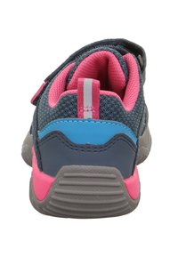 Chaussure de sport avec une semelle en caoutchouc grise, des accents bleus et roses, un dessus en maille et une sangle à crochets. Talon renforcé pour un meilleur soutien.