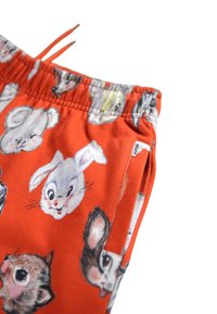 Heldere oranje shorts met een elastische tailleband, uitgerust met speelse cartoon dierengezichten in verschillende kleuren. Bevat een klein label aan de zijkant.