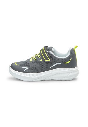 Baskets de sport grises avec une tige en mesh léger, semelle intermédiaire blanche et accents jaunes vifs. Dotées d'une sangle réglable et d'une semelle texturée.