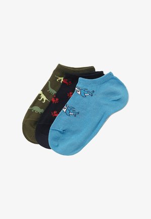 Lot de trois chaussettes de cheville : vert olive avec imprimé de dinosaure, marine avec motif de crabe, et bleu clair avec un graphique de requin.