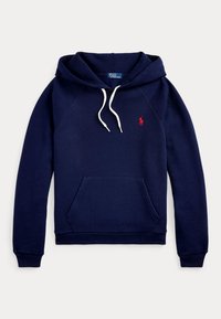 Granatowa bluza z kapturem z białymi troczkami, przednią kieszenią oraz małym czerwonym wyszywanym logo na piersi.