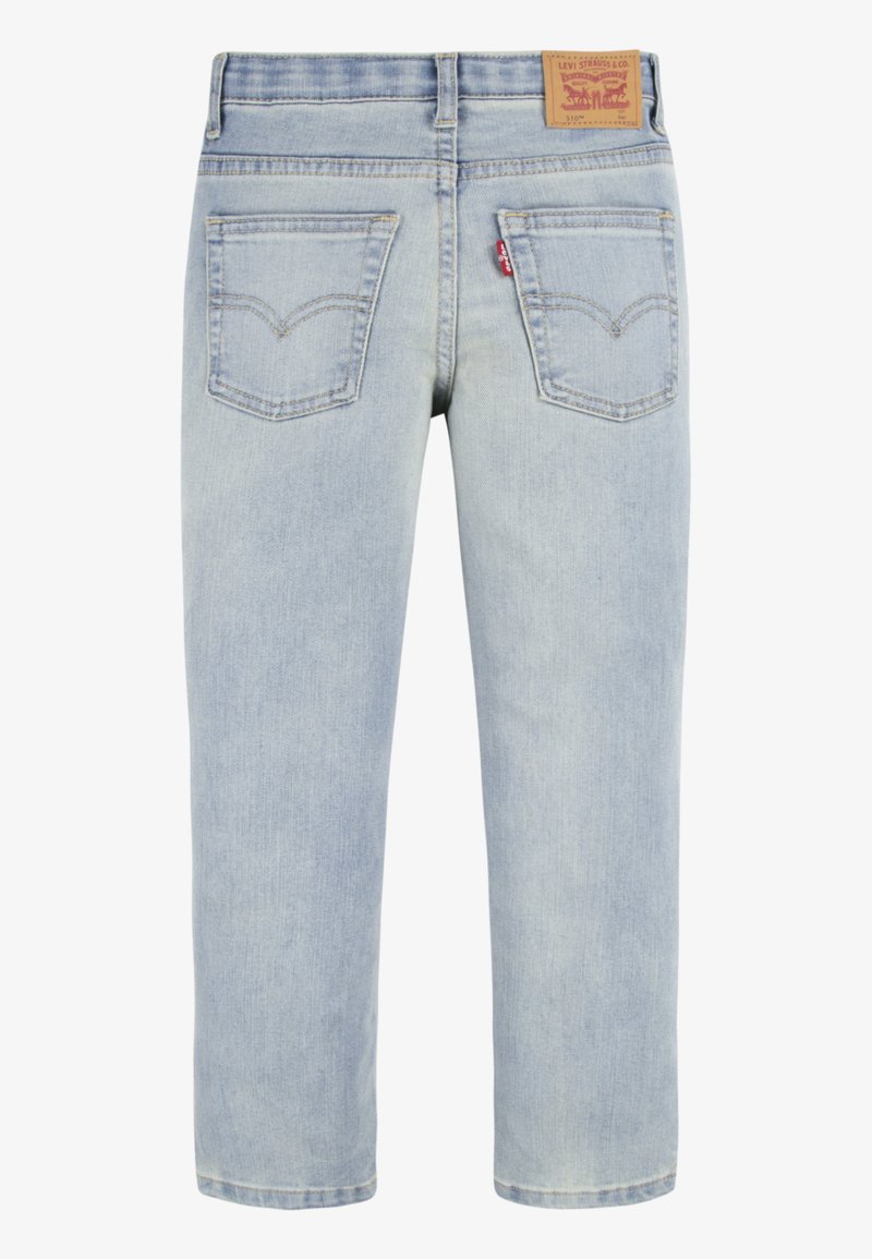 Jeans de denim de color azul claro con corte recto, que presentan una cintura alta, dos bolsillos traseros con un diseño cosido y una etiqueta de cuero con marca.