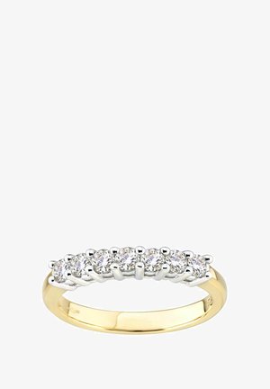 Anello in oro e argento con sette pietre rotonde trasparenti incastonate in griffe d'argento. Fascia in oro liscia con una finitura lucida.