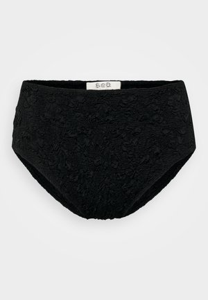 Czarne majtki o wysokim stanie z fakturowanym, zmarszczonym wzorem. Pas jest elastyczny, a wnętrze jest gładkie.