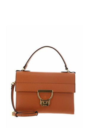 Sac à main en cuir fauve avec une poignée supérieure et une bandoulière amovible, doté d'une fermeture à boucle métallique dorée sur le devant.