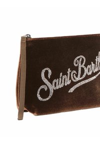 Pochette in velluto marrone con cerniera e tracolla, con "Saint Barth" scritto in strass bianchi sul davanti.