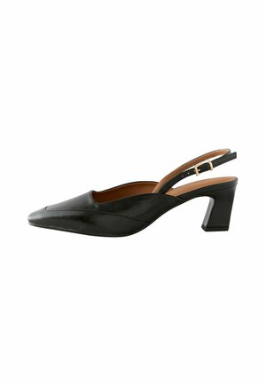 Pantofii slingback din piele neagră, cu vârf ascuțit, toc mic și bandă ajustabilă cu cataramă aurie. Suprafață netedă și design elegant.