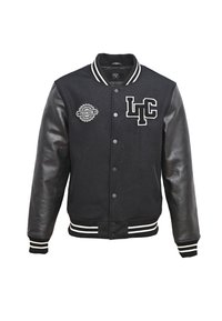 Schwarze Collegejacke mit Wollkörper und Lederärmel, ausgestattet mit weißer Aufschrift "LTC" und einem runden Aufnäher auf der Brust, gestreiften Rippbündchen.