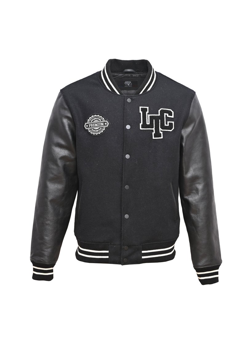 Schwarze Collegejacke mit Wollkörper und Lederärmel, ausgestattet mit weißer Aufschrift "LTC" und einem runden Aufnäher auf der Brust, gestreiften Rippbündchen.