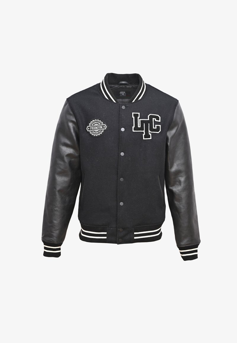 Svart varsityjacka med ullkropp och läders ärmar, med vitt tryck "LTC" och en cirkulär patch på bröstet, randiga ribbade muddar.