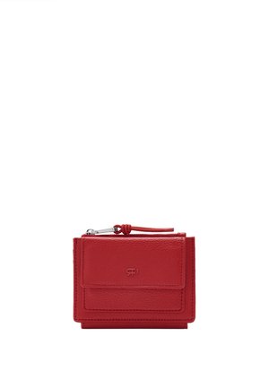 Czerwony skórzany portfel z komorą na zamek błyskawiczny i przednią kieszenią z klapką, z małym wytłoczonym logo z przodu.