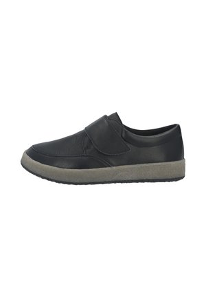 Schwarzer Lederschuh mit einem Klettverschluss, flacher Profil, abgerundeter Zehenpartie, strukturierter Oberseite und einer hellgrauen Gummisohle.