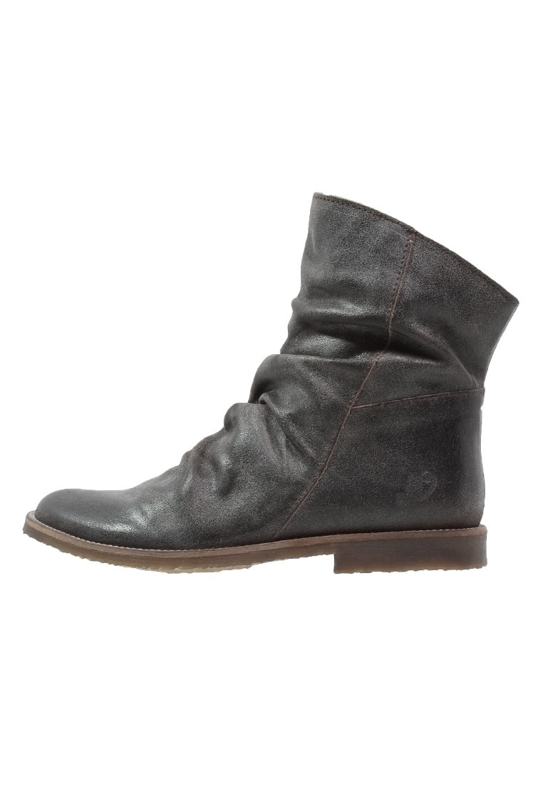 Bottine décontractée en cuir gris avec une finition légèrement usée, dotée d'une semelle plate marron et de détails de couture subtils.