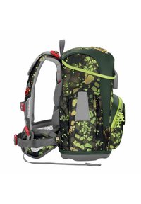 Sac à dos avec un motif camouflage en vert et noir, dotée de quincaillerie rouge et d'un dos en maille grise, accentuée par une fermeture éclair verte fluo.