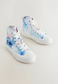 Høje sneakers med et lyseblåt og pink tie-dye mønster, med hvide gummisåler og snørebånd, Stitch karaktergrafik og pink detaljer.
