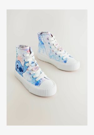 Höga sneakers med ett ljusblått och rosa tie-dye-mönster, med vita gummisulor och snören, grafik av Stitch-karaktären samt rosa detaljer.