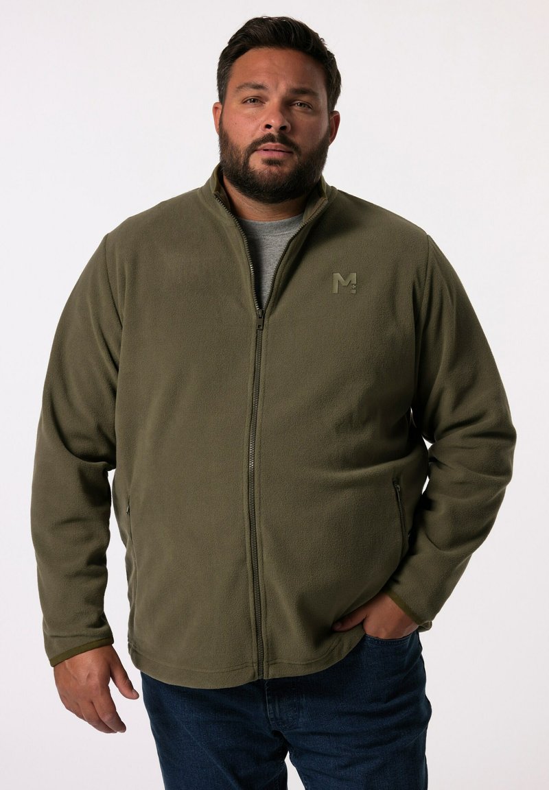 Giacca in pile verde oliva con zip frontale, tasche laterali e colletto alto. Presenta un logo discreto sul petto sinistro.