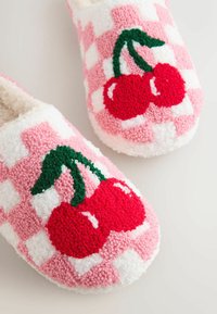 Hubased sussid, millel on roosa- ja valgetarkade muster, kaunistatud pehmete punaste kirsside ja roheliste lehtedega, valmistatud pehmest materjalist.