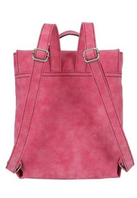 Zaino in eco-pelle rosa con spallacci regolabili, doppi manici e cuciture in vista. Superficie liscia con una forma rettangolare strutturata.