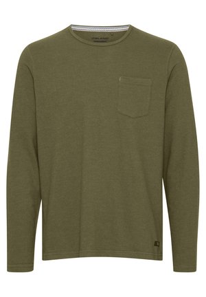 Zielona oliwkowa koszulka z długim rękawem, wykonana z miękkiego materiału, z okrągłym dekoltem i małą kieszonką na piersi po lewej stronie.
