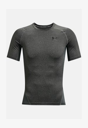 Sportna majica s kratkimi rokavi v temno sivi barvi z teksturiranim zaključkom. Ima okroglo ovratnik in logo na levi strani prsnega koša. Primerna za aktivno nošenje.