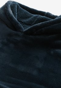 Fleeces segas sega ar kapuci tumši jūras zilā krāsā, ar mīkstu tekstūru un dziļu, patīkamu kapuci. Nav redzamu rakstu vai tehnisku detaļu.