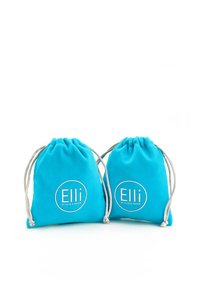 To turkise stofposer med snorelukninger. Hver bag har et rundt hvidt logo, der står "Elli by Julie & Grace." Glat tekstur.