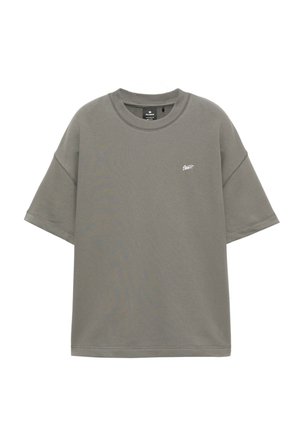 Kortærmet, løs grå t-shirt med lille hvidt logo på venstre bryst og ribbet rund hals.