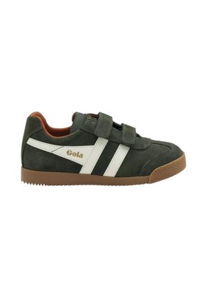 Baskets en daim vert foncé avec deux bandes blanches et des bandes velcro, semelle marron et logo doré "Gola" sur le côté.