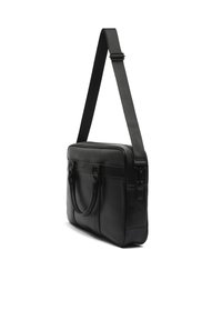 Sort læderworkcase med en glat overflade, to top-håndtag og en justerbar skulderrem. Har en lynlåslukning og et minimalistisk design.