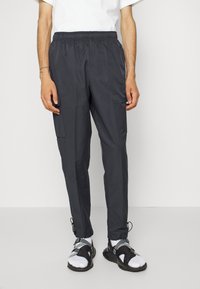 Nike Sportswear REPEAT - Cargobyxor - black/white