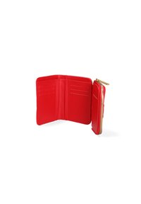 Portafoglio in pelle rossa con zip dorata, dotato di numerose fessure per carte e un design compatto. Texture liscia con una forma pulita e moderna.