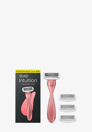 Roze Wilkinson Sword Intuition Complete Care-scheermes met één bevestigd mesje en drie extra vervangende mesjes.