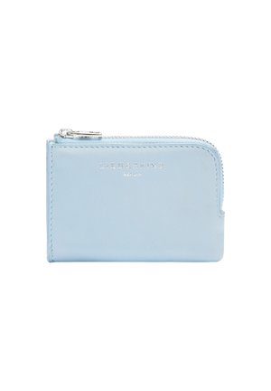 Portafoglio in pelle blu con texture liscia, chiusura a zip e logo impresso. Forma rettangolare compatta con dettagli di cucitura accentuati.