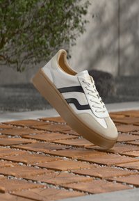 Επιλέχθηκε, white/black